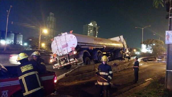 Falta de iluminación habría provocado accidente sobre viaducto