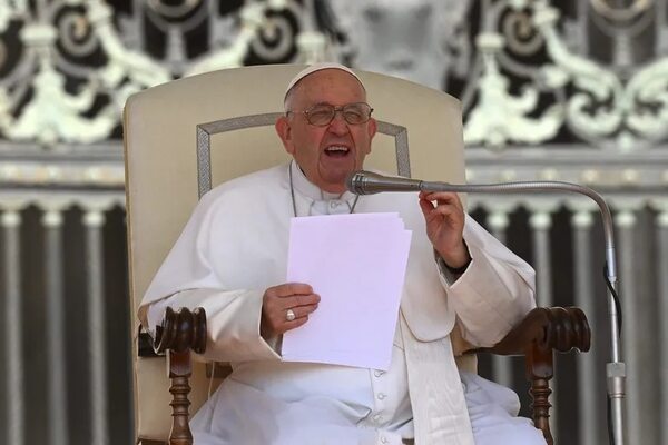 El papa tuvo que suspender su agenda de hoy por tener fiebre - Mundo - ABC Color