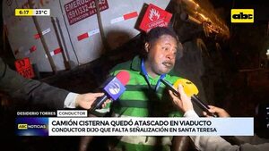 Video: camión cisterna quedó atascado en viaducto  - ABC Noticias - ABC Color