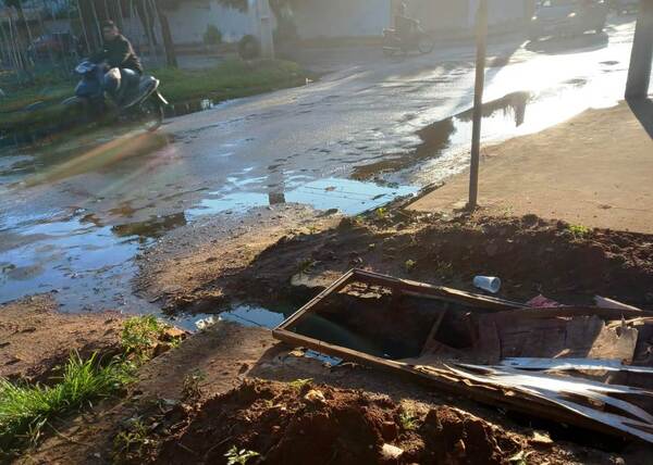 Malolientes aguas servidas inundan calles en céntrico barrio •