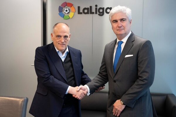 El presidente de LaLiga y el embajador de Brasil condenan los ataques a Vini Jr.