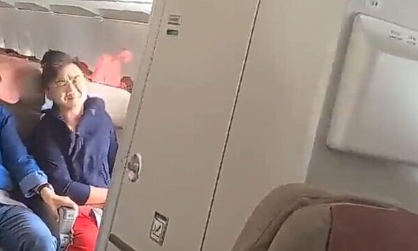 (VIDEO)¡Susto en avión!: Abrieron la puerta en medio de aterrizaje