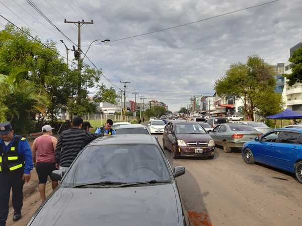 Vehículo y moto chocan en la avenida San Roque González de Santa Cruz