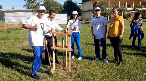 Docentes y alumnos plantan más de 260 árboles para enseñar sobre cuidado del medio ambiente - trece