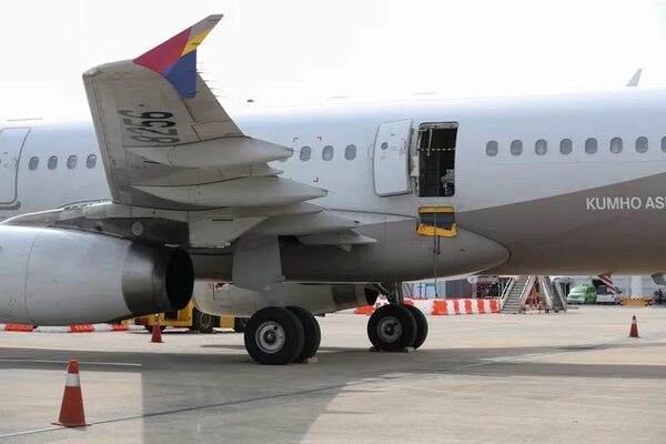 Pasajero abre la puerta de emergencia de un avión en pleno descenso - Mundo - ABC Color