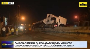 Camión cisterna boliviano queda atascado en viaducto