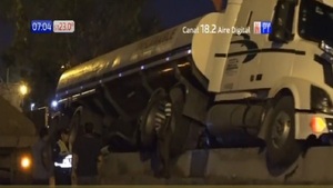 Camión cisterna quedó varado sobre el viaducto de Madame Lynch - Noticias Paraguay
