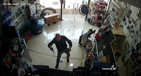 Asaltan una ferretería, roban dinero en efectivo y aparatos celulares