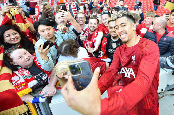Versus / El generoso regalo de Robert Firmino a los empleados del Liverpool