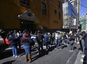 Los trabajadores de banco boliviano intervenido protestan por el pago de sus beneficios - MarketData