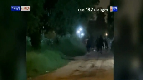 Capiatá: Vecinos se enfrentan a chespis ante ola de robos en un barrio - Noticias Paraguay