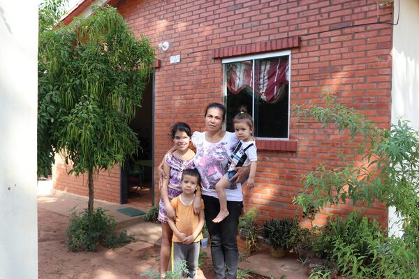 San Pedro: familias de escasos recursos inauguran sus viviendas - trece