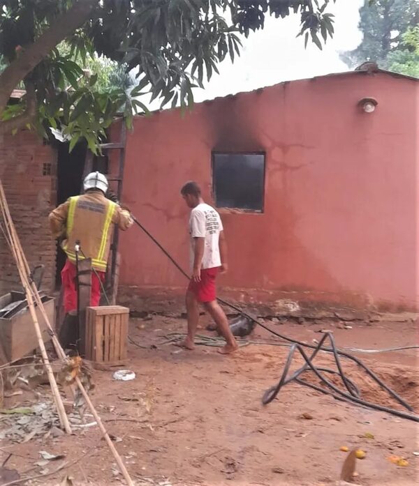 Incendio consumió parte de una vivienda en Carapeguá  - Policiales - ABC Color