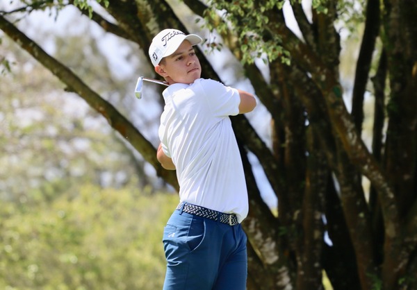 El junior jugador de golf paraguayo Erich Fortlage comanda clara y contundentemente el Nico Open a 1 dia del final