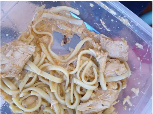 ¡Que asquito! Encuentran una cucharacha en el almuerzo escolar