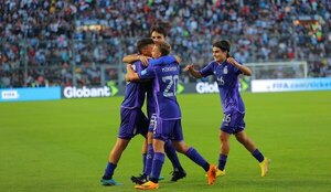 Versus / Argentina vapuleó a Nueva Zelanda, con un golazo impresionante de Luka Romero
