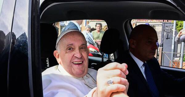 La Nación / El papa vuelve al trabajo tras descansar un día debido a una fiebre
