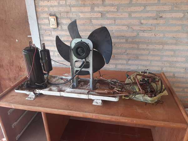Delincuente roba condensador de taller de reparación de aires acondicionados