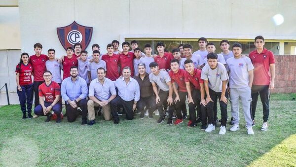 SINAFOCAL Y LA FUNDACIÓN DEL CLUB CERRO PORTEÑO ENTREGARON CERTIFICADOS Y KITS A JÓVENES CAPACITADOS