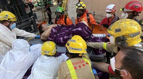 RESCATAN A HOMBRE DE 250 KILOS DE SU DEPARTAMENTO, ENTRE MONTAÑA DE BASURA