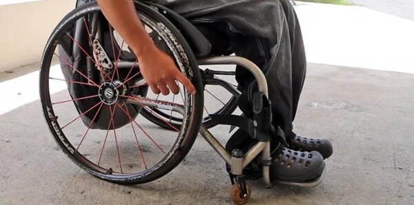UNA INTERFAZ CON INTELIGENCIA ARTIFICIAL PERMITE ANDAR A UN PARAPLÉJICO
