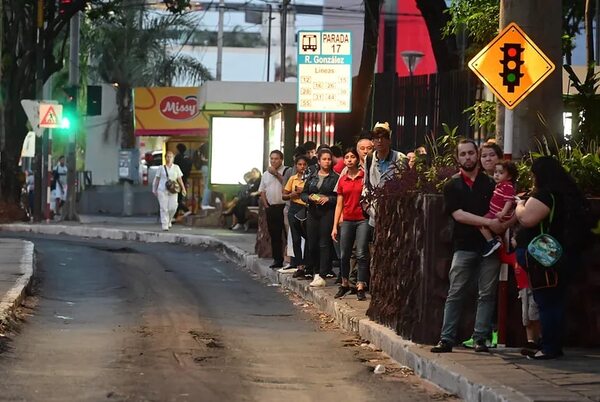 Se desinfla paro del transporte público tras promesa de pago del Gobierno - Economía - ABC Color