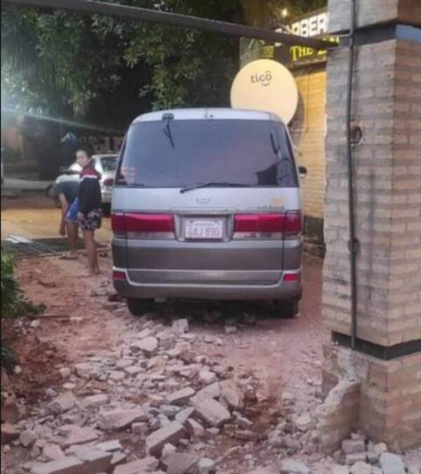 ¡Hablando de portón! Pelotero con tragos de más entró por una casa