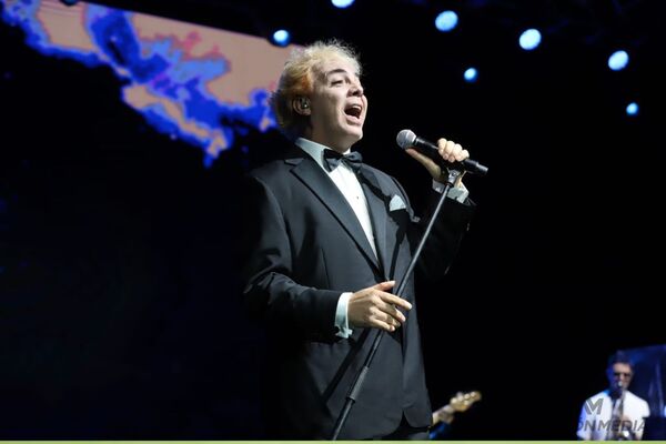 Diario HOY | Fascinante concierto de Cristian Castro en noche Azul, con ‘lluvia de estrellas’