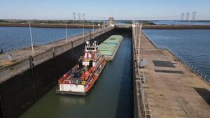 Productos nacionales transportados a través de esclusa de Yacyretá hasta abril superan a los dos últimos años - Nacionales - ABC Color