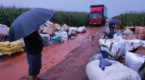 Ocho delincuentes asaltan camión transportador en el este - Noticiero Paraguay