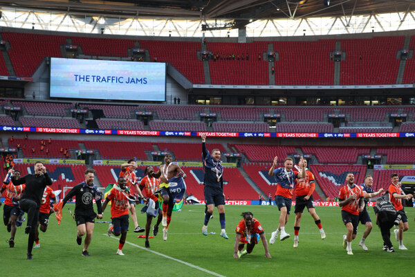 Versus / ¡Histórico! El Luton asciende a la Premier League