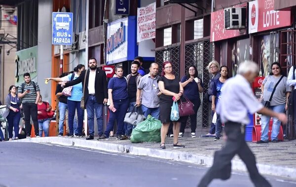 Amenaza de paro de colectiveros ya es un delito, según una ley del 2021 - Economía - ABC Color