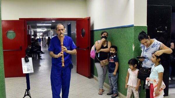 El doctor que recorre hospitales y sana a pacientes con las melodías de su flauta
