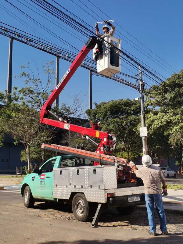 ANDE reparó 815 artefactos de alumbrado público y montó 110 nuevos transformadores - .::Agencia IP::.