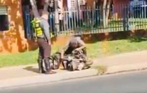 Video: quemó su moto para evitar multa de la Caminera - Nacionales - ABC Color