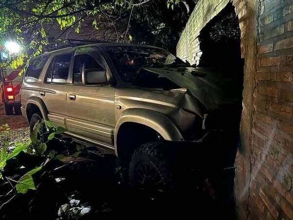 Desvió de otro vehículo y fue a parar por una muralla