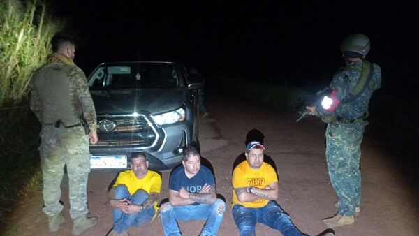 Tres detenidos en lujosa camioneta con droga, armas y municiones