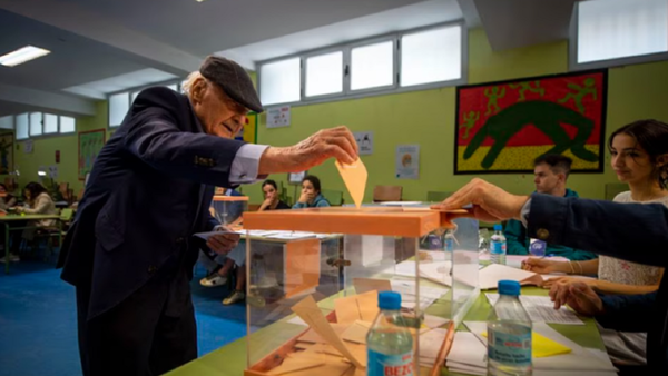 España realiza elecciones con normalidad y subida de participación