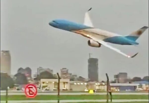 Argentina: Fuerza Aérea aclaró que los pilotos que hicieron el vuelo rasante sobre Aeroparque no son militares - Mundo - ABC Color