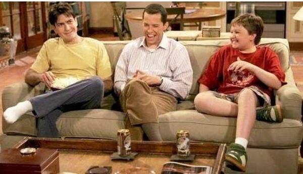 ¡El mitã'i de la serie "Dos hombres y medio" está irreconocible!