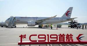 La Nación / Realizó su vuelo inaugural el primer avión de pasajeros fabricado en China
