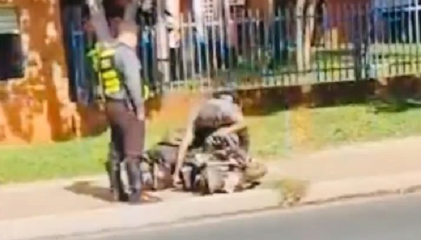 Hombre quema su moto para entregarla a la caminera