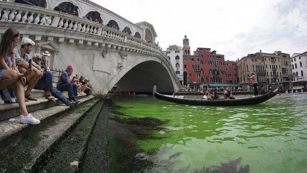 Venecia se tiñe de un verde fluorescente