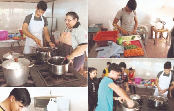 Enseñan a alumnos a cocinar y hay debate - Noticiero Paraguay