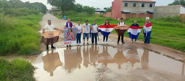 Roquealonseños exigen a intendenta y concejales “hacer algo” ante calles devastadas  - Política - ABC Color