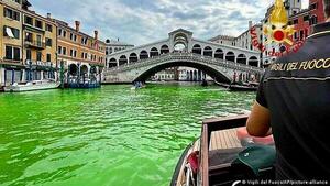 Gran Canal de Venecia se tiñe de verde y buscan a responsables - El Trueno