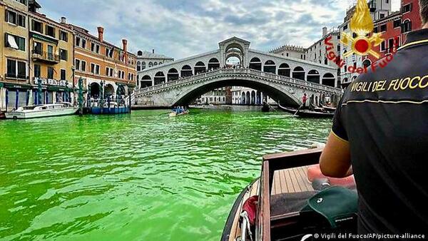 Gran Canal de Venecia se tiñe de verde y buscan a responsables