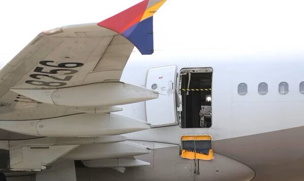 El hombre que abrió la puerta de emergencia de un avión en el aire podría ir 10 años preso