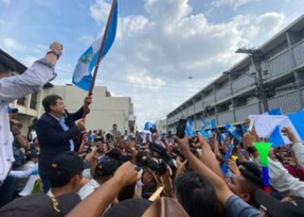 Élites de Guatemala se fortalecen tras eliminar al principal candidato presidencial