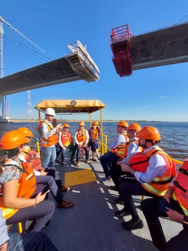 Delegación de empresarios internacionales visitó el puente Héroes del Chaco